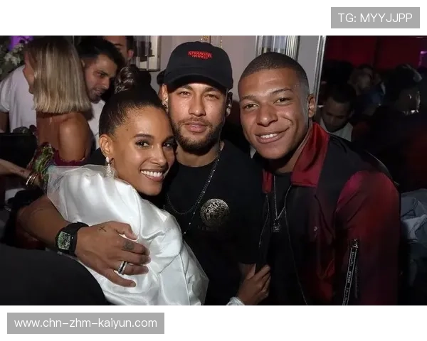 内马尔出席慈善晚宴与粉丝互动温柔有礼